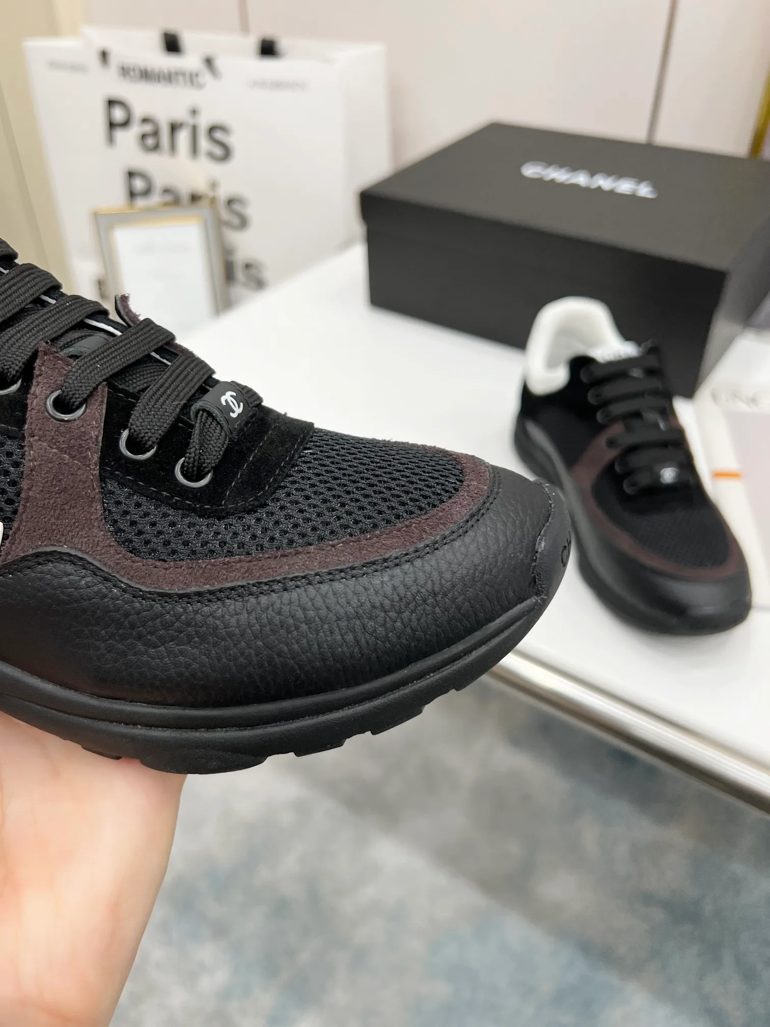 👟👟Ex-factory price 520👟👟 Chanel (Chanel) 2023 new color casual sports shoes, Paris Fashion Week (Chanel) catwalk style, original shoes purchased in Italy and made 1:1, fabric: original customized high-reflective material/high mercerized suede cowhide, breathable mesh splicing, 1 cm thick original movable massage feet, comfortable to wear, private original molded outsole , color, black, white, two-color optional. Number of yards; 35--41